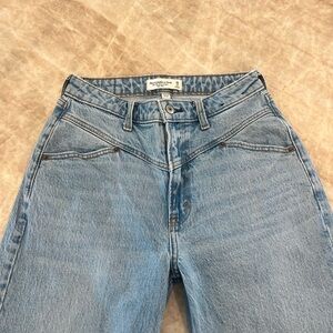 Abercrombie & Fitch 90s Relaxed high rise yoke front jeans. Curve love 2/26.